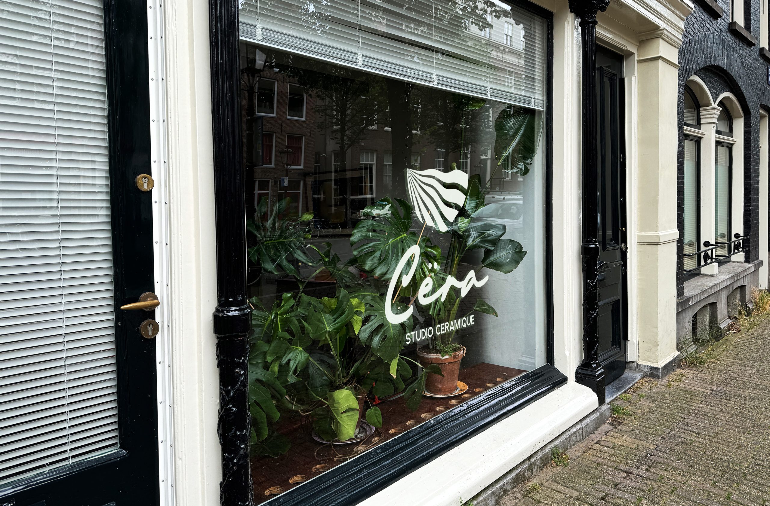 Window Glass Logo Mockup Cëra